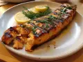 En saftig bit lax, perfekt grillad med fina ränder. Serverad med citronklyftor och dill. En härlig måltid att grilla lax till.