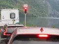Könnt ihr euch vorstellen att vänta i kö med husbil i Norge? Trafikljuset visar rött, men utsikten över fjorden är vacker.