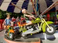 Barn njuter av en motorcykelkarusell på Tivoli Oslo.