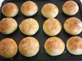 Nybakade frallor med sesamfrön, perfekta för ett gott frallor recept.