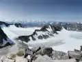 Majestätisk utsikt över glaciärer och snöklädda bergstoppar, en dröm för alla som älskar glittertind vandring.