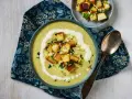 Krämig broccolisoppa med krutonger och en virvel av grädde. Ett perfekt broccolisoppa recept för en kall dag.