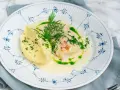 En vacker tallrik med torsk i en krämig sås, serverad med potatismos och dill. Ett perfekt torsk recept för en festmåltid.