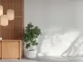En lugn och harmonisk miljö med feng shui inredning. Trädetaljer, en grön växt och mjuka lampor skapar en balanserad atmosfär.