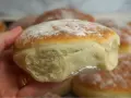 En hand håller en nybakad tekaka, pudrad med mjöl. Perfekt för ett enkelt tekakor recept.