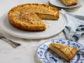En saftig toscakaka med mandeltopping, perfekt för fikat. Här är ett enkelt toscakaka recept.