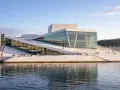 Oslo Operahus, en arkitektonisk pärla vid vattnet, liknar en isberg som reser sig ur fjorden. En populär plats för både turister och lokalbefolkning, likt de som besöker Oslo museer.