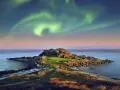En unik golfbana i Norge under norrsken. En grönskande golfgreen omgiven av klippor och hav, med ett magiskt norrsken som lyser upp himlen.