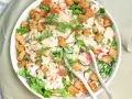 En härlig caesarsallad med räkor, krutonger och parmesan. Ett perfekt caesarsallad recept för en lätt lunch.