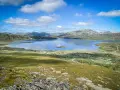Vacker sjö och berglandskap i Hemsedal, Norge. En liten ö syns i det spegelblanka vattnet.