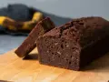 En saftig banankaka utan socker, perfekt för en hälsosam fika. En skiva är uppskuren och en banan syns i bakgrunden.