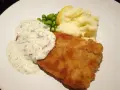 Panerad fisk med potatismos, ärtor och en krämig skolans fisksås.