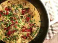 Krämig renskav i panna, toppad med lingon och persilja. Ett klassiskt renskav recept som doftar svensk höst.