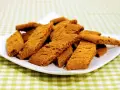 En hög med gyllene kolakakor på en vit tallrik. Perfekt för ett enkelt kolakakor recept.