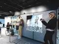 Besökare utforskar utställningar på Paradox Museum Oslo. En kvinna i rullstol tittar på sin telefon.