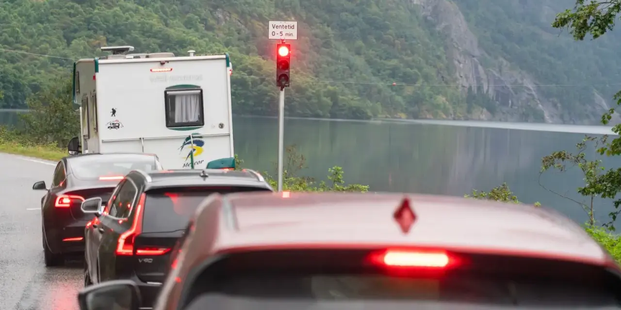 Könnt ihr euch vorstellen att vänta i kö med husbil i Norge? Trafikljuset visar rött, men utsikten över fjorden är vacker.