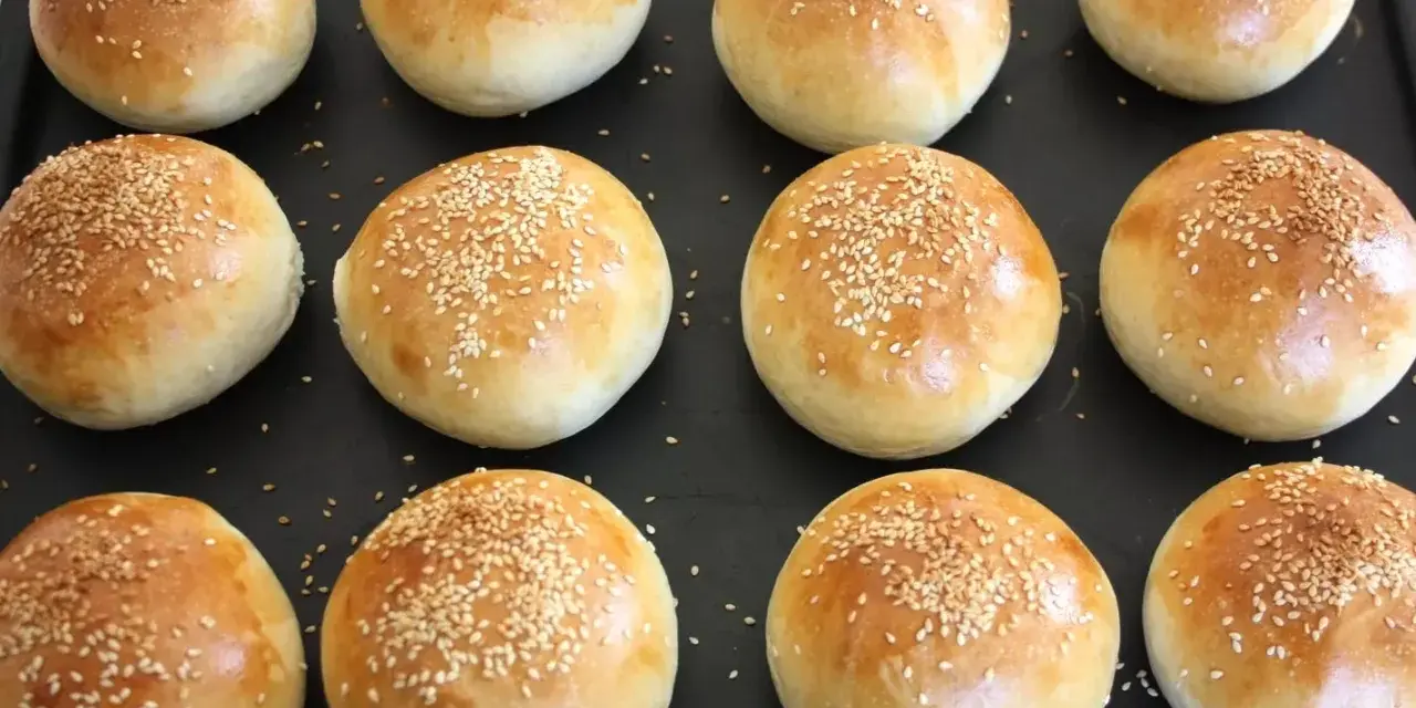 Nybakade frallor med sesamfrön, perfekta för ett gott frallor recept.