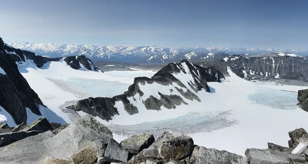 Majestätisk utsikt över glaciärer och snöklädda bergstoppar, en dröm för alla som älskar glittertind vandring.
