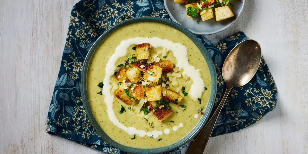 Krämig broccolisoppa med krutonger och en virvel av grädde. Ett perfekt broccolisoppa recept för en kall dag.
