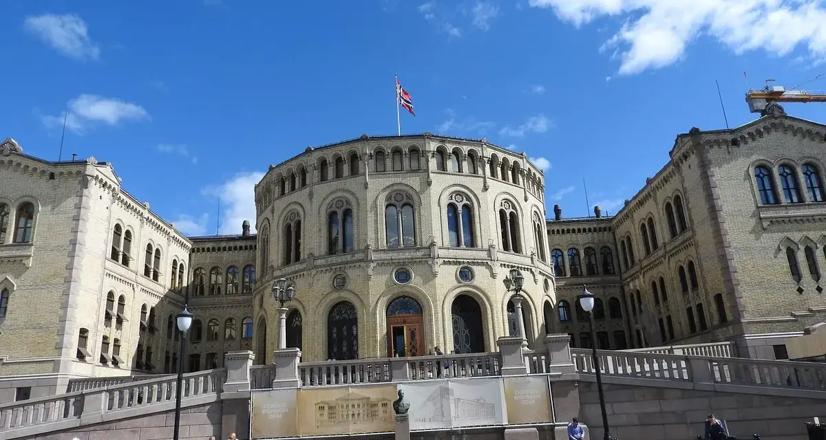 Storslagen byggnad med norsk flagga, en av de mest sevärda platserna att se i Oslo.
