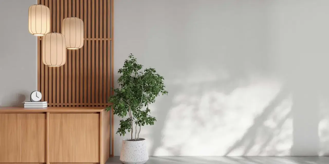 En lugn och harmonisk miljö med feng shui inredning. Trädetaljer, en grön växt och mjuka lampor skapar en balanserad atmosfär.