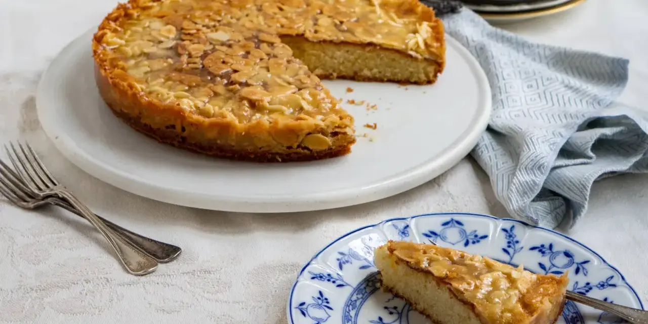 En saftig toscakaka med mandeltopping, perfekt för fikat. Här är ett enkelt toscakaka recept.