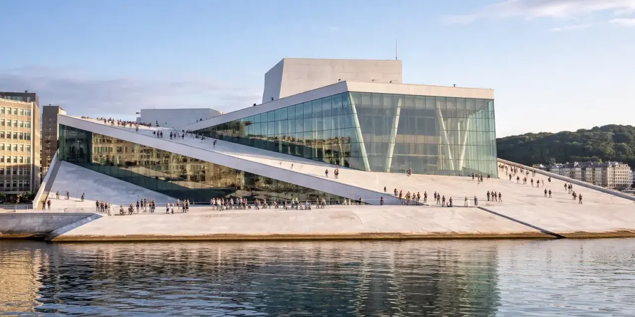 Oslo Operahus, en arkitektonisk pärla vid vattnet, liknar en isberg som reser sig ur fjorden. En populär plats för både turister och lokalbefolkning, likt de som besöker Oslo museer.