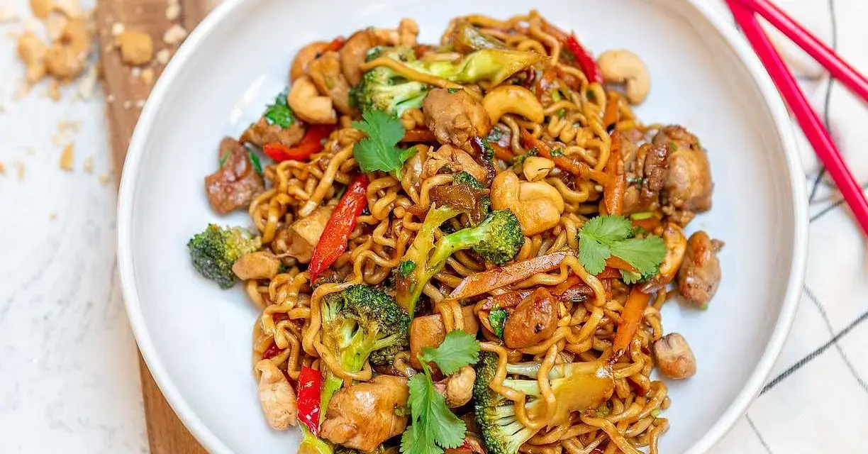 En skål med nudlar, kyckling, broccoli, paprika och cashewnötter. Ett perfekt recept middag för en snabb och god måltid.