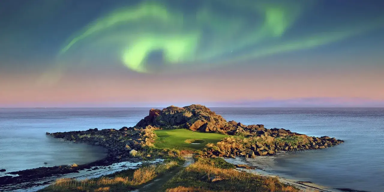 En unik golfbana i Norge under norrsken. En grönskande golfgreen omgiven av klippor och hav, med ett magiskt norrsken som lyser upp himlen.