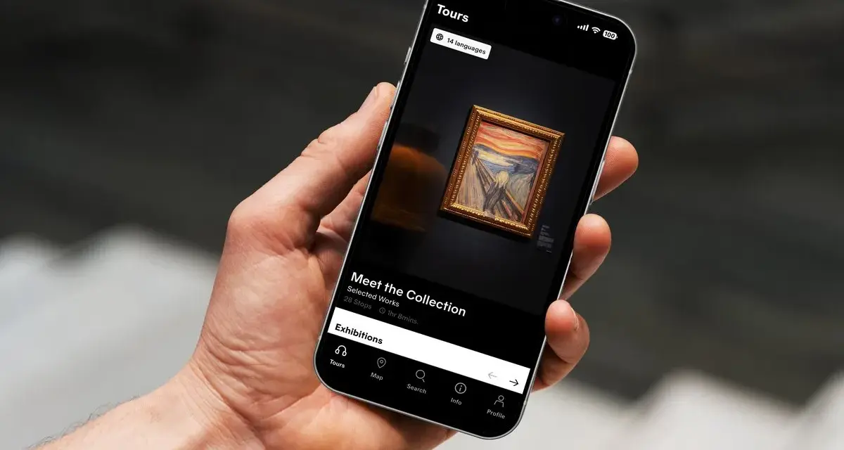 En hand håller en mobil med en app för **Nasjonalmuseet Oslo**. Appen visar en rundtur med "Skriet" och alternativ för utställningar.