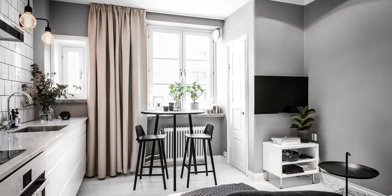 Smart och stilren inredning för compact living 25 kvadrat. Köksdel, matplats och vardagsrum i ett.