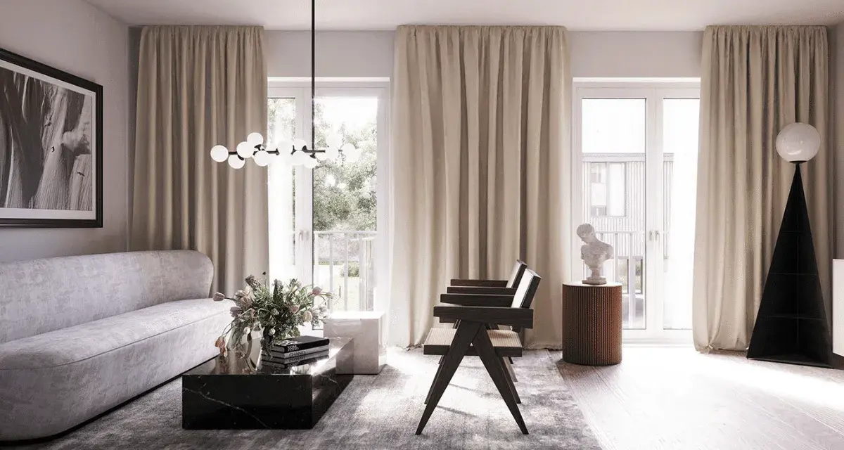 Ett elegant vardagsrum med skandinavisk inredning. En ljus soffa, marmorbord och en unik golvlampa skapar en stilfull atmosfär.
