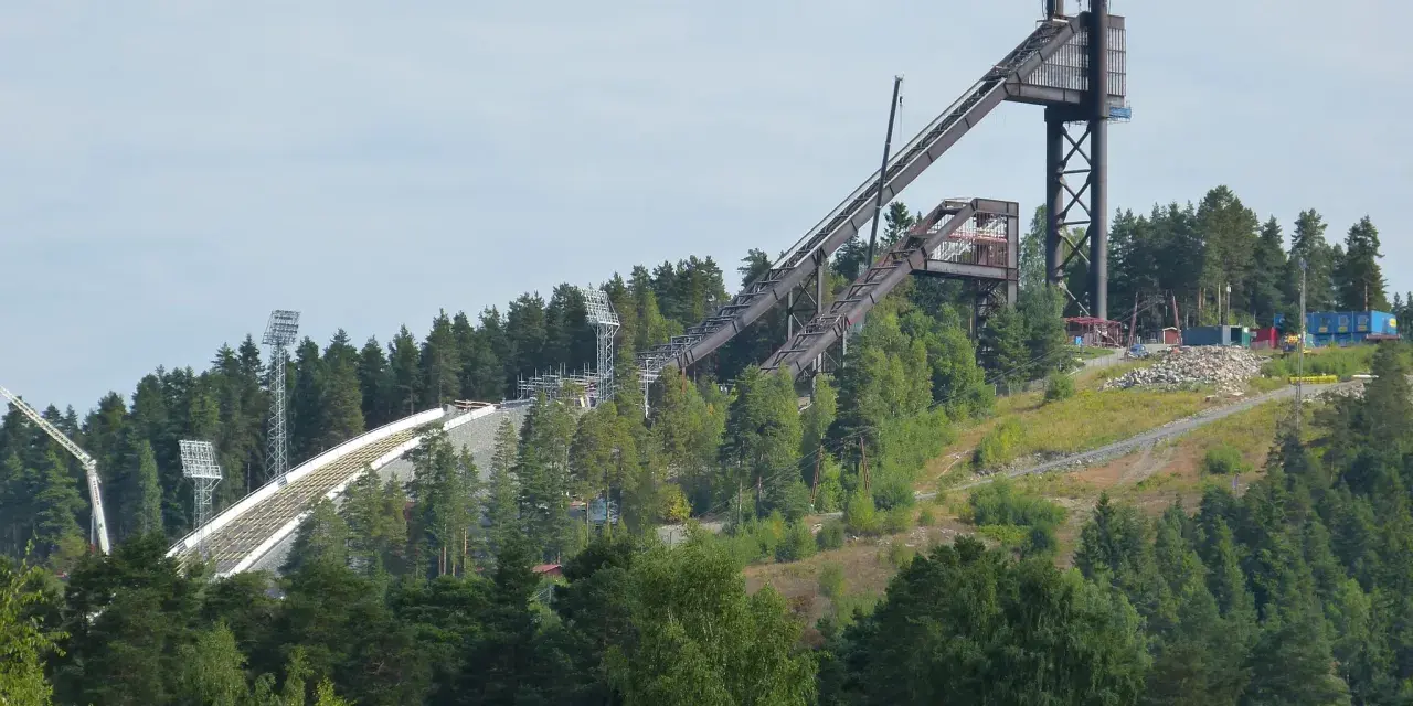 Hoppbacken i Falun, en ikonisk plats för vintersport. Området erbjuder fina vandringsleder falun med utsikt över backen och den omgivande skogen.
