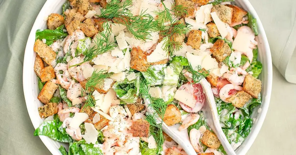 En härlig caesarsallad med räkor, krutonger och parmesan. Ett perfekt caesarsallad recept för en lätt lunch.