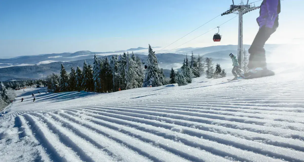 Perfekt preparerad pist för sommarskidåkning i Norge. En snowboardåkare och en skidåkare njuter av den soliga dagen.