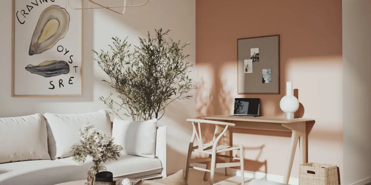 Ett inrett litet rum med en bekväm soffa, ett runt soffbord med blommor och en arbetsplats vid ett fönster.