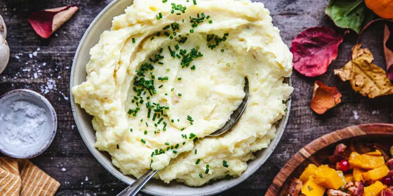 Krämigt potatismos, perfekt för ditt nästa potatismos recept, toppat med gräslök. En härlig höstdukning.