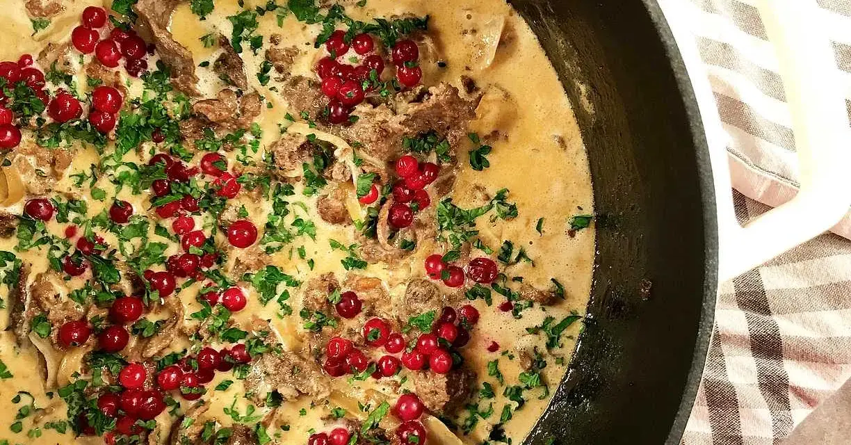 Krämig renskav i panna, toppad med lingon och persilja. Ett klassiskt renskav recept som doftar svensk höst.