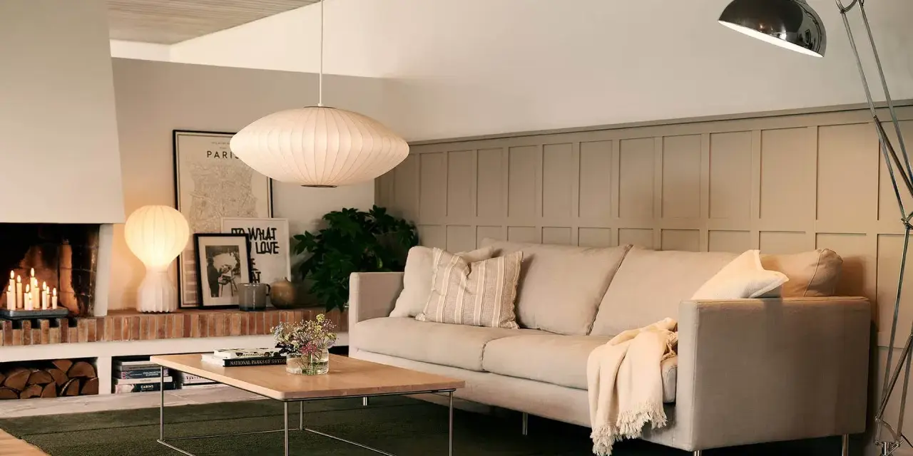 Mysig soffa i vardagsrummet med inspiration från skandinavisk design. En perfekt plats för avkoppling.