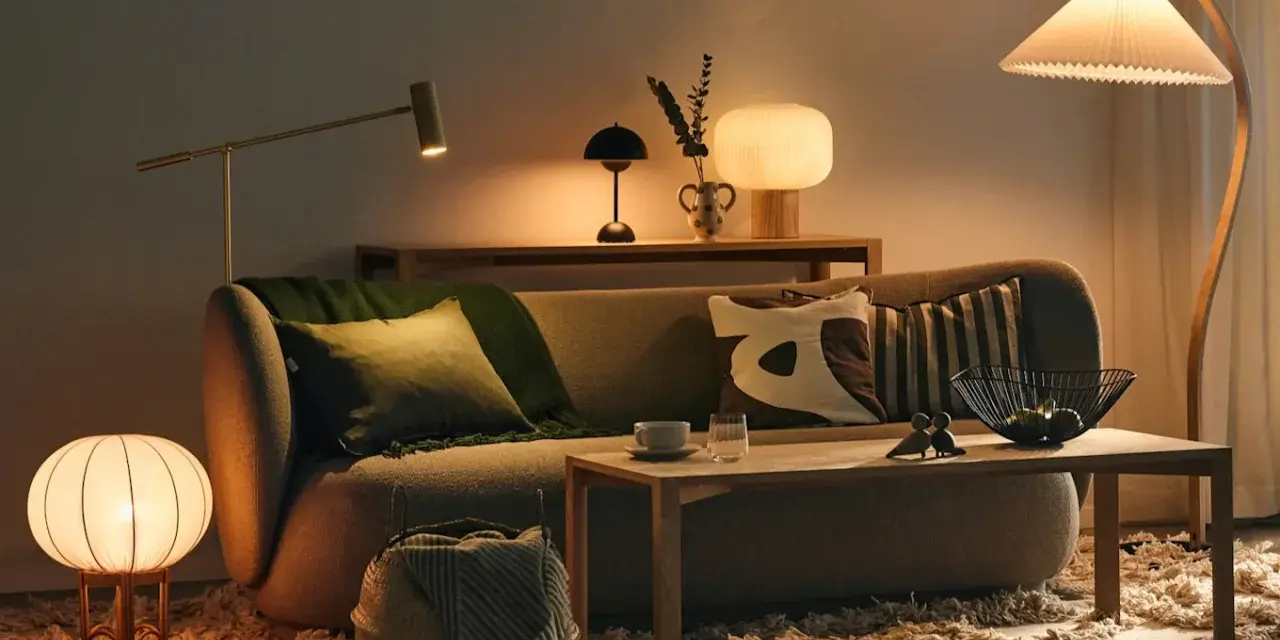 Mysig soffgrupp med flera design bordslampor som skapar stämning.