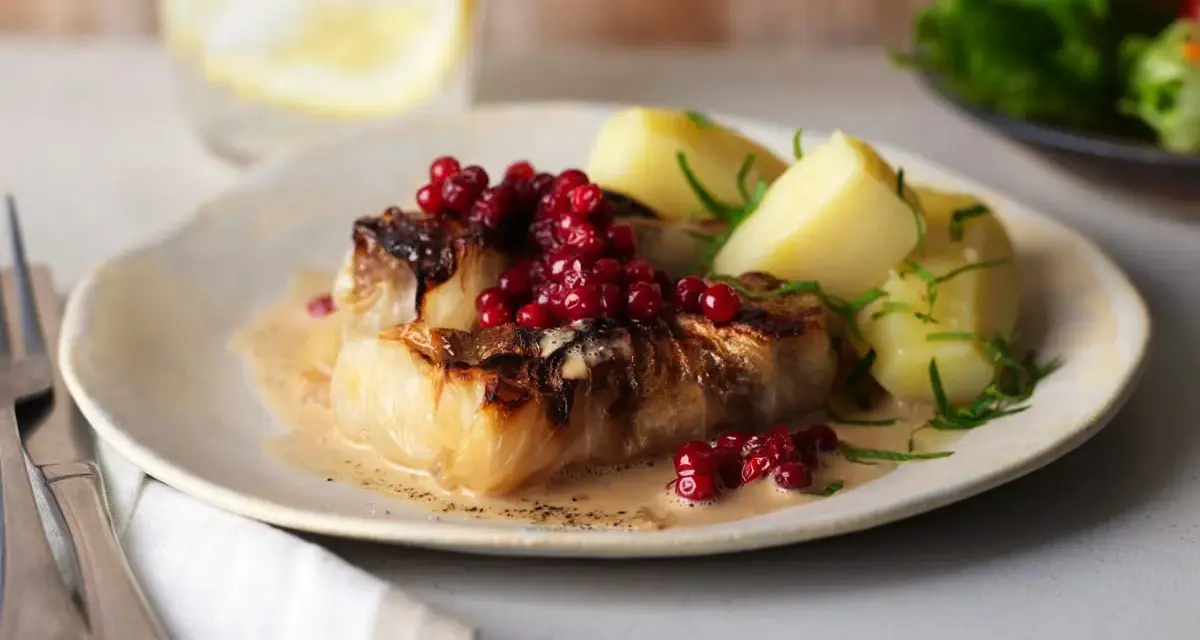 Kåldolmar recept: Läckra kåldolmar med krämig sås, kokt potatis och rårörda lingon. En klassisk svensk rätt.
