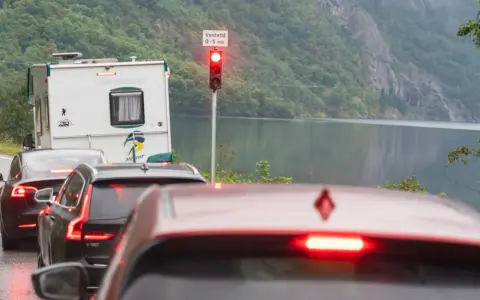 Könnt ihr euch vorstellen att vänta i kö med husbil i Norge? Trafikljuset visar rött, men utsikten över fjorden är vacker.