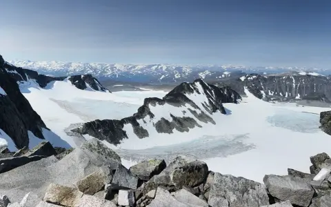 Majestätisk utsikt över glaciärer och snöklädda bergstoppar, en dröm för alla som älskar glittertind vandring.
