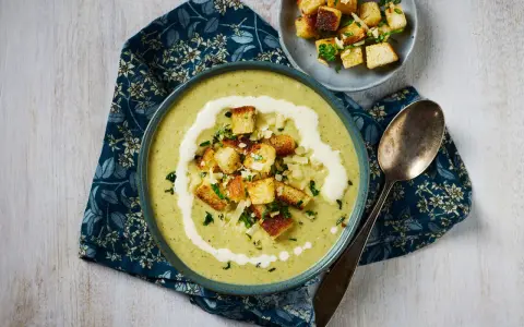 Krämig broccolisoppa med krutonger och en virvel av grädde. Ett perfekt broccolisoppa recept för en kall dag.