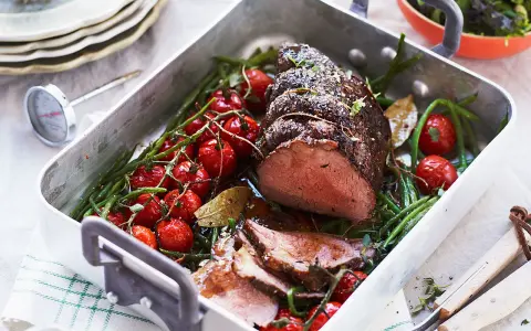 Saftig rostbiff med körsbärstomater och haricots verts i ugnsform. Ett perfekt rostbiff recept för en härlig middag.