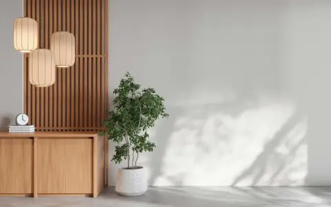 En lugn och harmonisk miljö med feng shui inredning. Trädetaljer, en grön växt och mjuka lampor skapar en balanserad atmosfär.