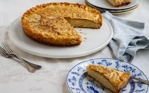 En saftig toscakaka med mandeltopping, perfekt för fikat. Här är ett enkelt toscakaka recept.