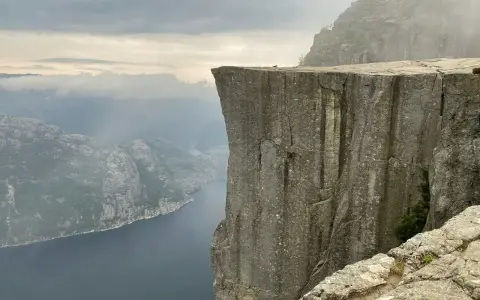 Imponerande klippavsats med utsikt över fjord och berg. En del av de fantastiska vandringsleder Norge har att erbjuda.