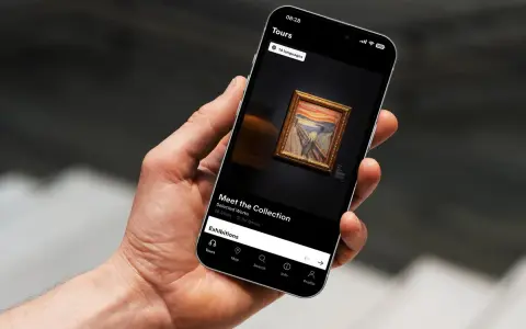 En hand håller en mobil med en app för **Nasjonalmuseet Oslo**. Appen visar en rundtur med "Skriet" och alternativ för utställningar.