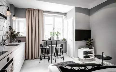 Smart och stilren inredning för compact living 25 kvadrat. Köksdel, matplats och vardagsrum i ett.
